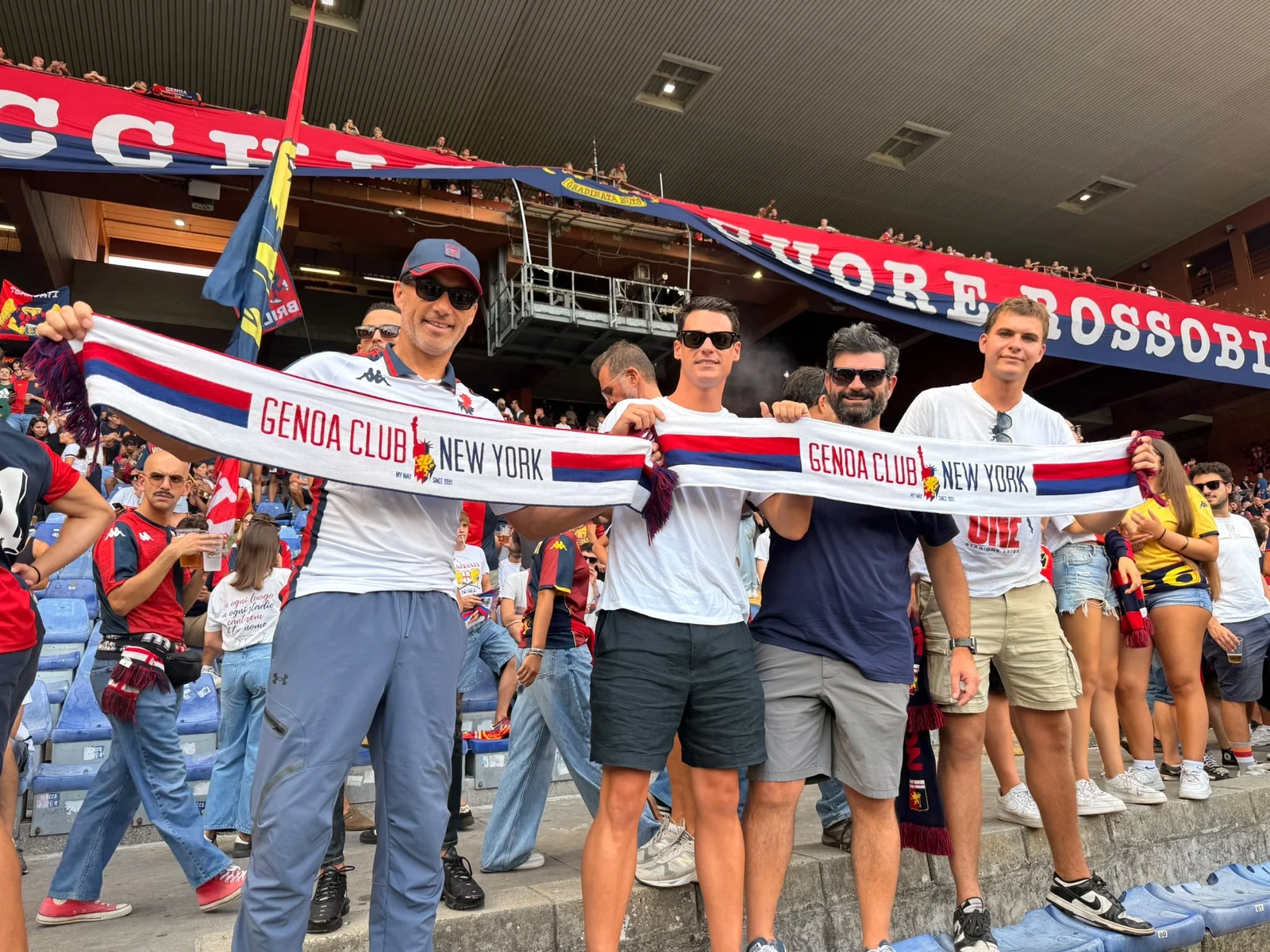 Il Genoa Club New York con le sciarpe rossoblù nella Gradinata Nord per Genoa-Frosinone